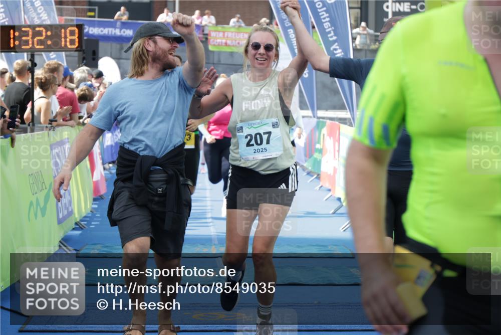10.08.2025 - GEWOBA Citytriathlon Bremen H.Heesch http://msf.ph/oto/8549035 10.08.2025 11:35:59 Ziel 109, 125, 207, 373, 382 meine-sportfotos.de