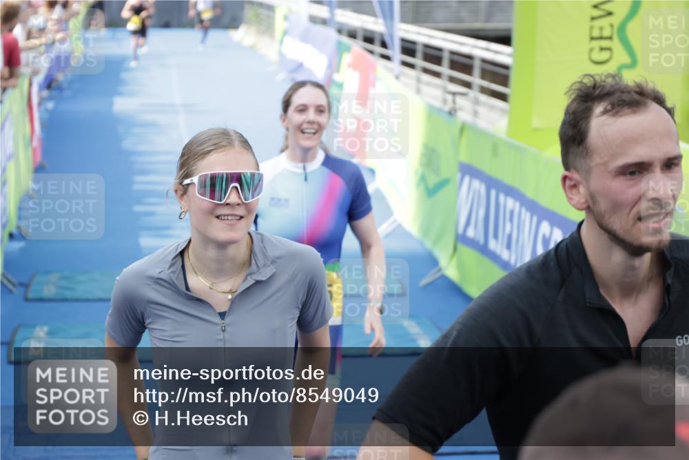10.08.2025 - GEWOBA Citytriathlon Bremen H.Heesch http://msf.ph/oto/8549049 10.08.2025 11:36:06 Ziel 109, 373, 485 meine-sportfotos.de