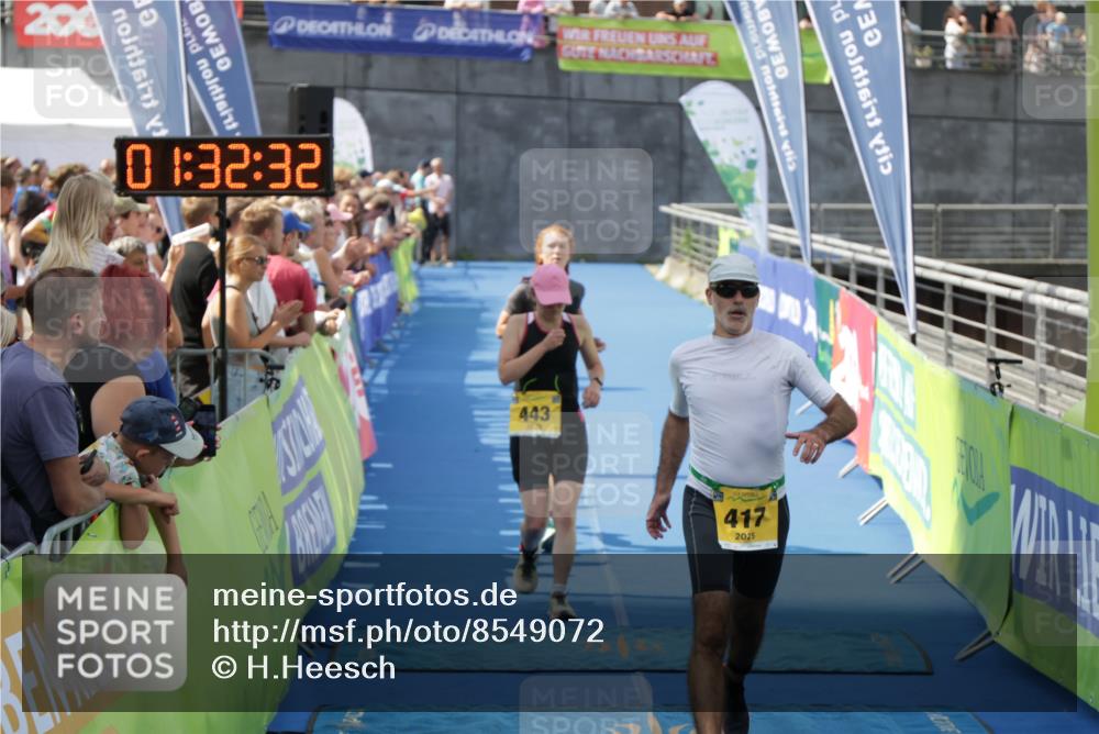 10.08.2025 - GEWOBA Citytriathlon Bremen H.Heesch http://msf.ph/oto/8549072 10.08.2025 11:36:14 Ziel 418, 443, 452 meine-sportfotos.de