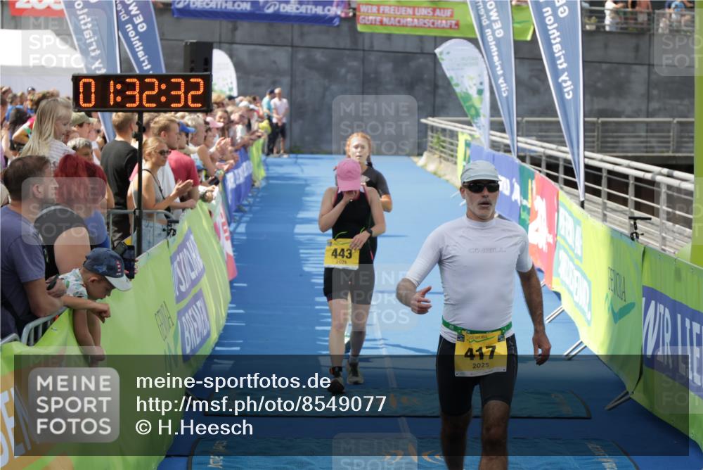 10.08.2025 - GEWOBA Citytriathlon Bremen H.Heesch http://msf.ph/oto/8549077 10.08.2025 11:36:14 Ziel 418, 443, 452 meine-sportfotos.de
