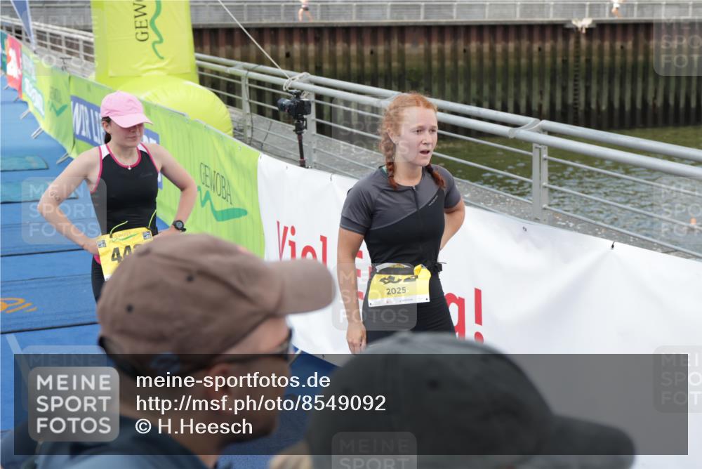 10.08.2025 - GEWOBA Citytriathlon Bremen H.Heesch http://msf.ph/oto/8549092 10.08.2025 11:36:23 Ziel 418, 452 meine-sportfotos.de