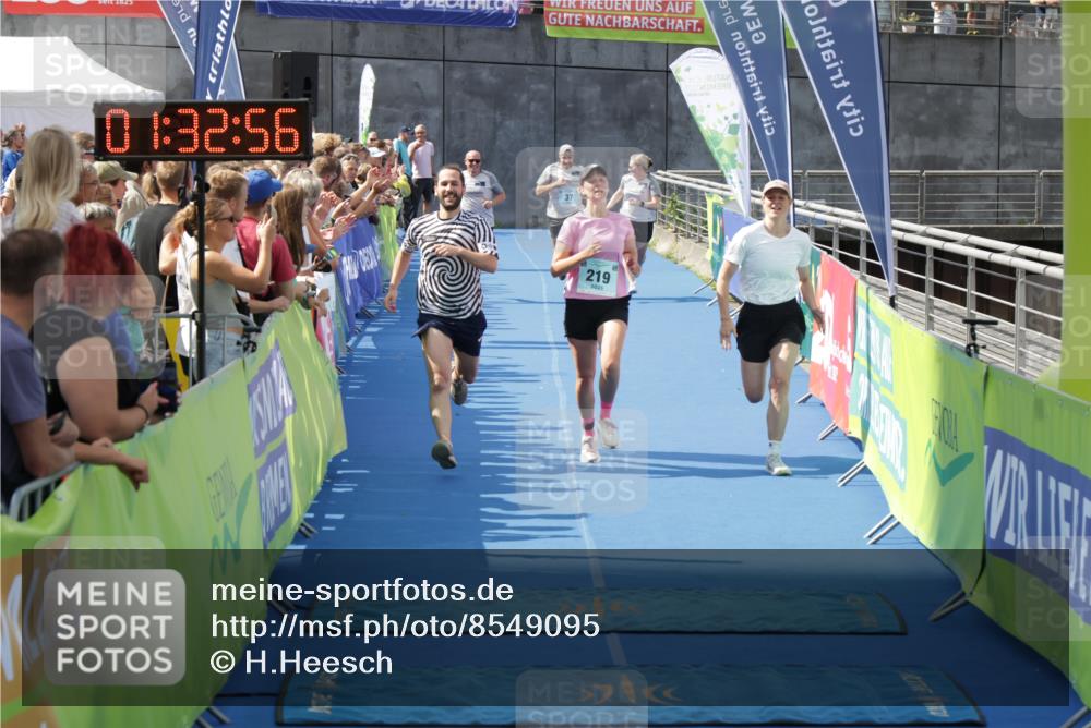 10.08.2025 - GEWOBA Citytriathlon Bremen H.Heesch http://msf.ph/oto/8549095 10.08.2025 11:36:37 Ziel 219 meine-sportfotos.de