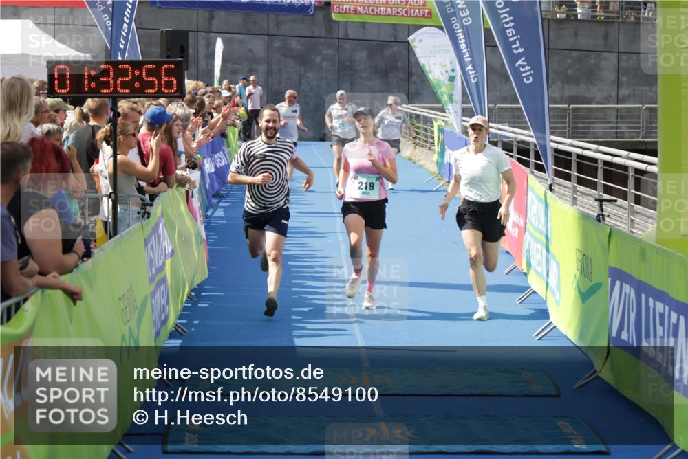 10.08.2025 - GEWOBA Citytriathlon Bremen H.Heesch http://msf.ph/oto/8549100 10.08.2025 11:36:38 Ziel 219 meine-sportfotos.de
