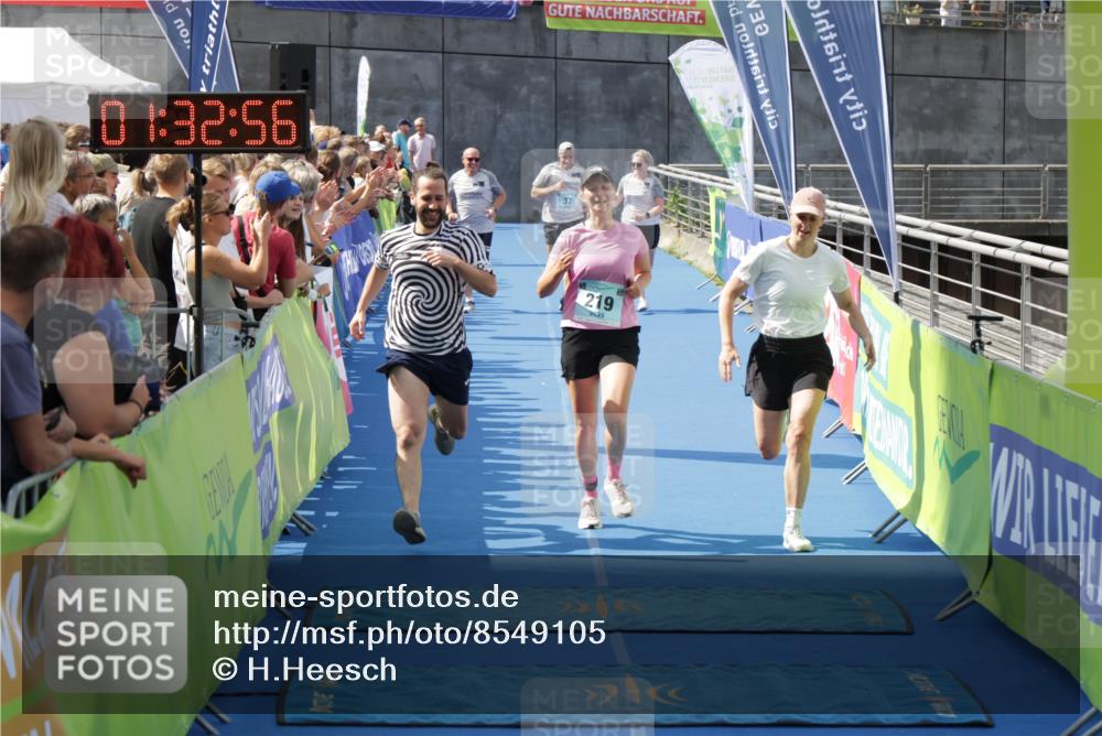 10.08.2025 - GEWOBA Citytriathlon Bremen H.Heesch http://msf.ph/oto/8549105 10.08.2025 11:36:38 Ziel 219 meine-sportfotos.de