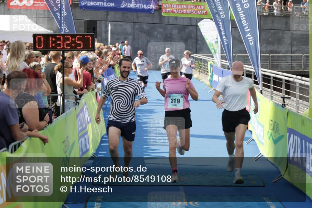 10.08.2025 - GEWOBA Citytriathlon Bremen H.Heesch http://msf.ph/oto/8549108 10.08.2025 11:36:39 Ziel 219 meine-sportfotos.de