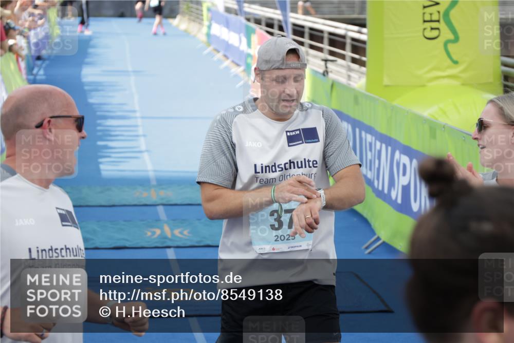 10.08.2025 - GEWOBA Citytriathlon Bremen H.Heesch http://msf.ph/oto/8549138 10.08.2025 11:36:45 Ziel 37, 219 meine-sportfotos.de
