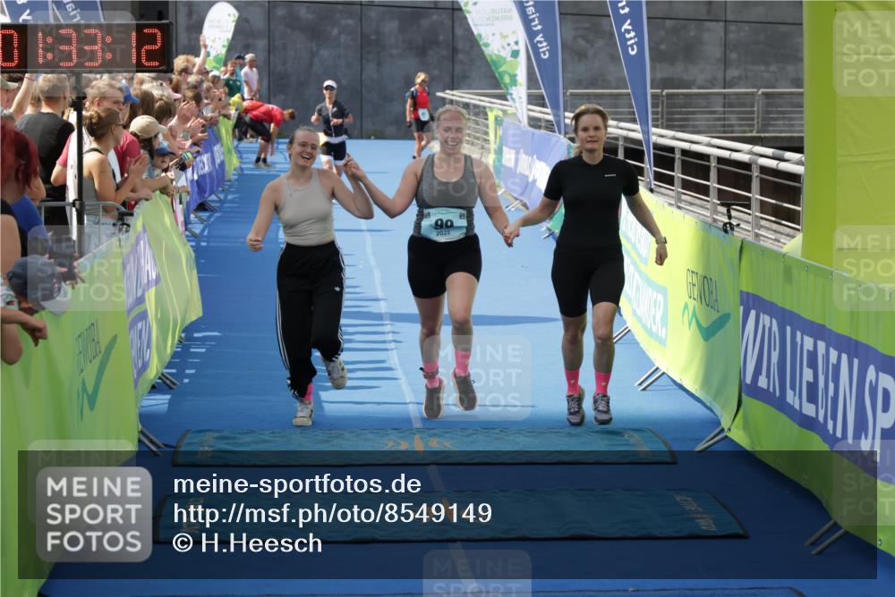 10.08.2025 - GEWOBA Citytriathlon Bremen H.Heesch http://msf.ph/oto/8549149 10.08.2025 11:36:54 Ziel 99 meine-sportfotos.de