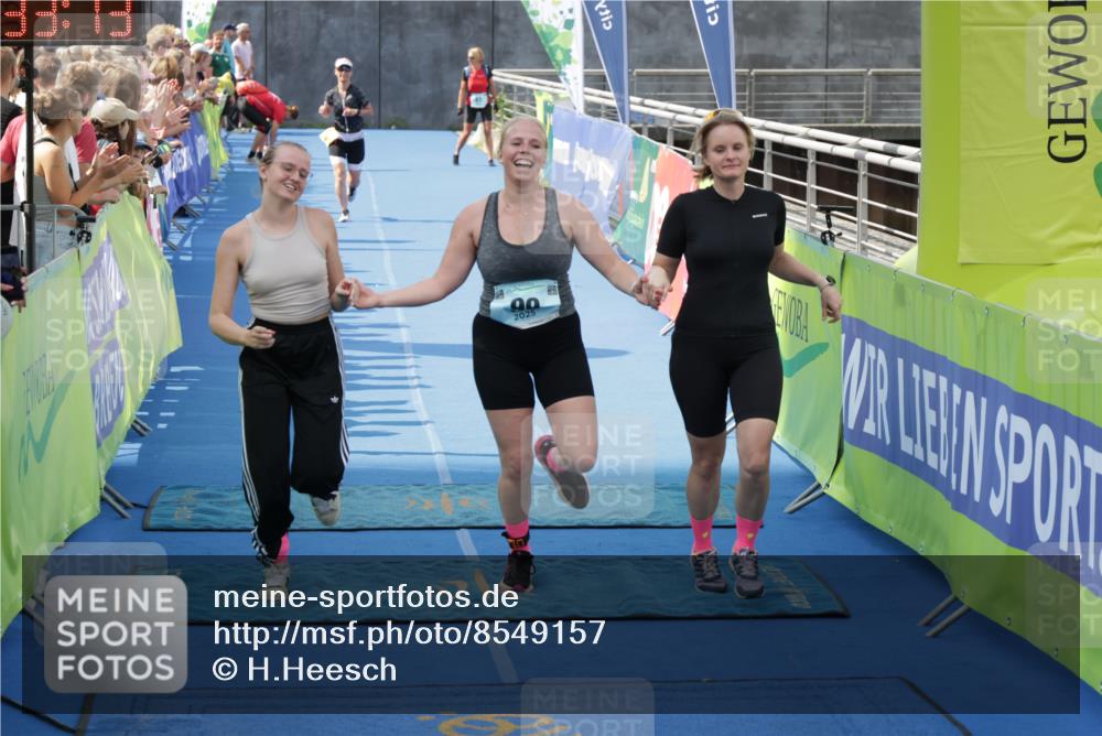 10.08.2025 - GEWOBA Citytriathlon Bremen H.Heesch http://msf.ph/oto/8549157 10.08.2025 11:36:55 Ziel 99 meine-sportfotos.de