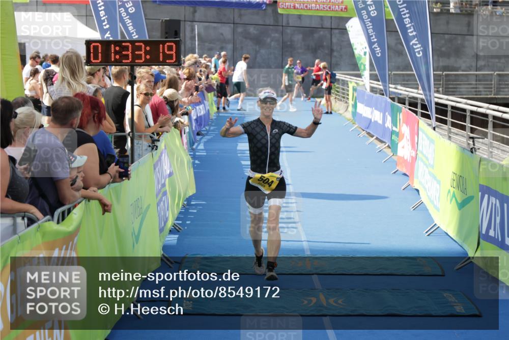 10.08.2025 - GEWOBA Citytriathlon Bremen H.Heesch http://msf.ph/oto/8549172 10.08.2025 11:37:01 Ziel 99, 504 meine-sportfotos.de