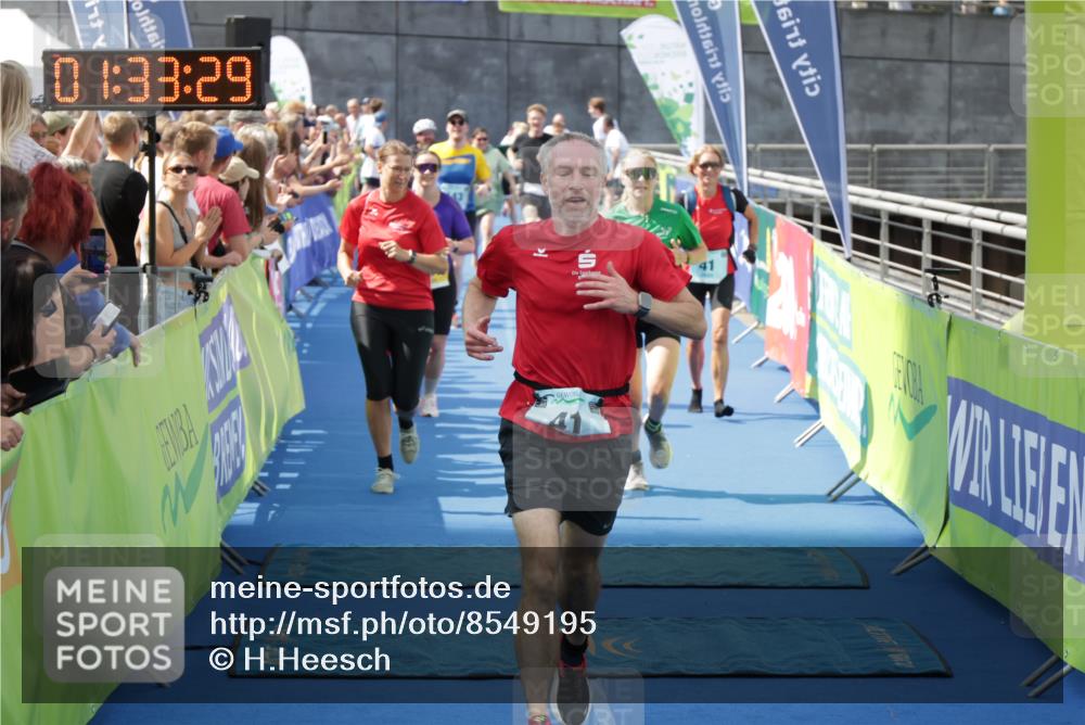 10.08.2025 - GEWOBA Citytriathlon Bremen H.Heesch http://msf.ph/oto/8549195 10.08.2025 11:37:11 Ziel 25, 41, 143, 461, 504 meine-sportfotos.de