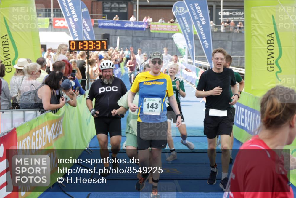 10.08.2025 - GEWOBA Citytriathlon Bremen H.Heesch http://msf.ph/oto/8549225 10.08.2025 11:37:19 Ziel 25, 29, 41, 143, 173, 203, 209, 461, 513 meine-sportfotos.de
