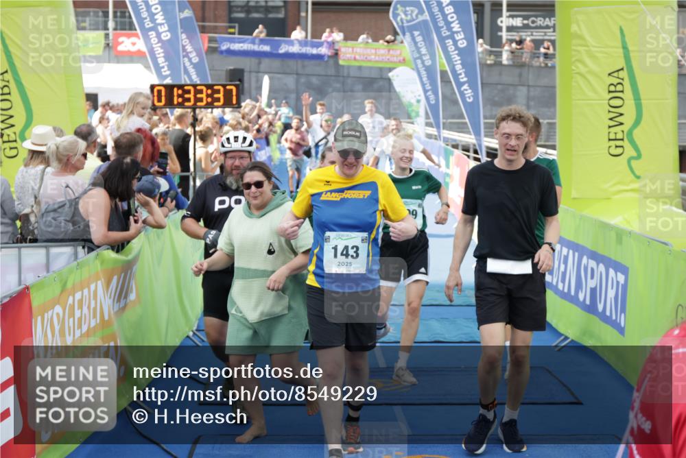 10.08.2025 - GEWOBA Citytriathlon Bremen H.Heesch http://msf.ph/oto/8549229 10.08.2025 11:37:19 Ziel 25, 29, 41, 143, 173, 203, 209, 461, 513 meine-sportfotos.de