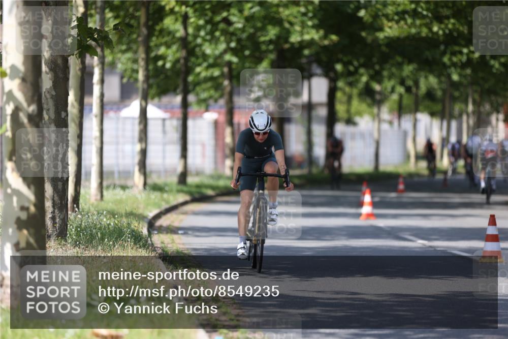 10.08.2025 - GEWOBA Citytriathlon Bremen Yannick Fuchs http://msf.ph/oto/8549235 10.08.2025 12:17:55 Radfahren 553, 560, 566, 741, 765, 794, 867, 933, 977, 1025 meine-sportfotos.de