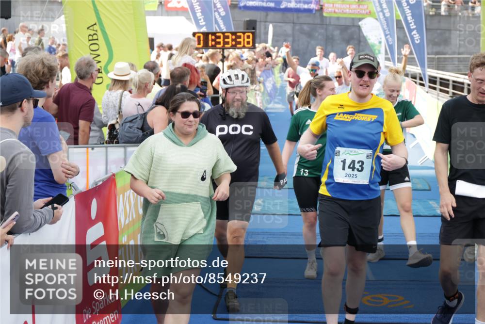 10.08.2025 - GEWOBA Citytriathlon Bremen H.Heesch http://msf.ph/oto/8549237 10.08.2025 11:37:20 Ziel 25, 29, 143, 173, 203, 209, 461, 513 meine-sportfotos.de