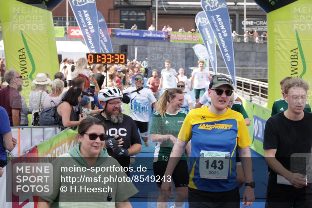 10.08.2025 - GEWOBA Citytriathlon Bremen H.Heesch http://msf.ph/oto/8549243 10.08.2025 11:37:21 Ziel 25, 29, 143, 173, 203, 209, 513 meine-sportfotos.de