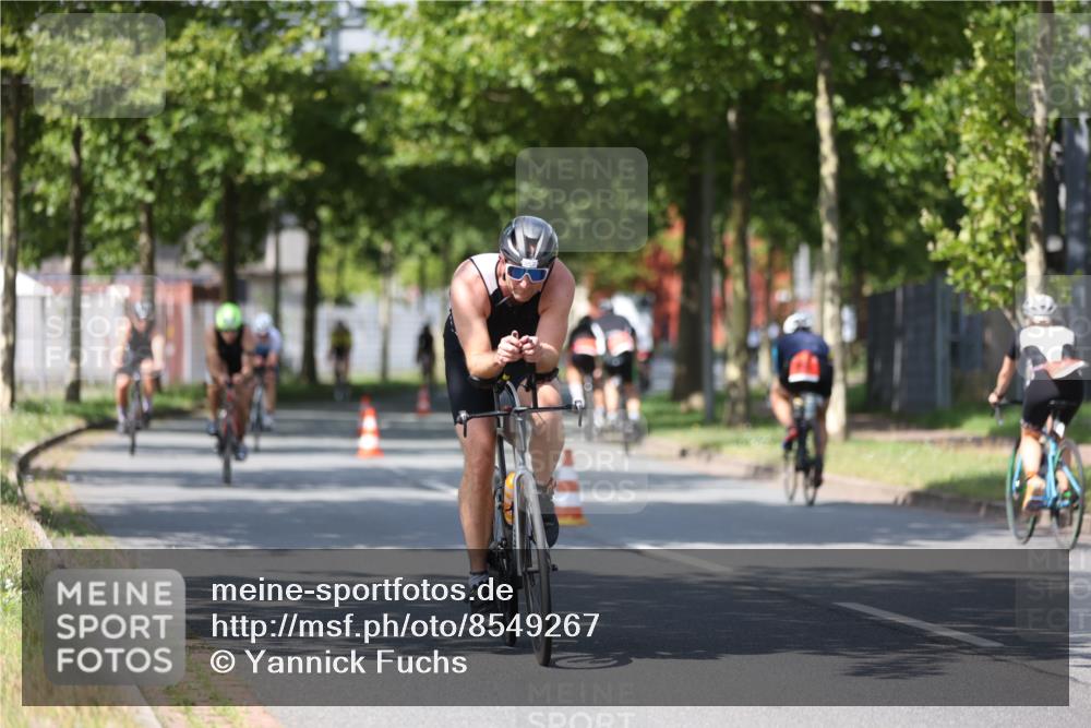 10.08.2025 - GEWOBA Citytriathlon Bremen Yannick Fuchs http://msf.ph/oto/8549267 10.08.2025 12:18:02 Radfahren 553, 560, 579, 582, 741, 765, 794, 833, 867, 933, 966, 977 meine-sportfotos.de