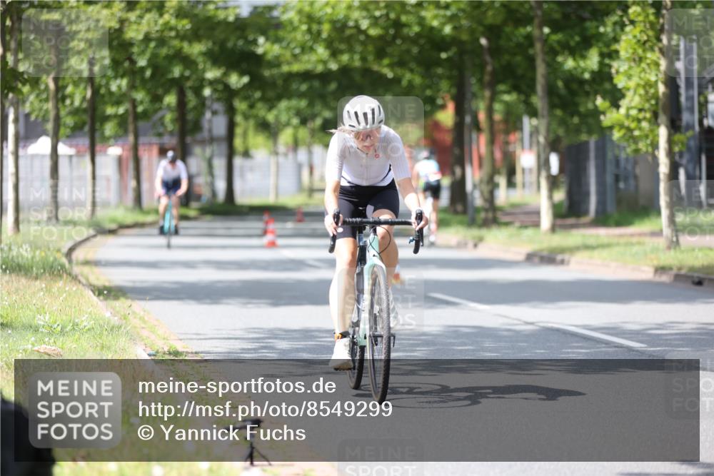 10.08.2025 - GEWOBA Citytriathlon Bremen Yannick Fuchs http://msf.ph/oto/8549299 10.08.2025 13:24:42 Radfahren 808, 928 meine-sportfotos.de