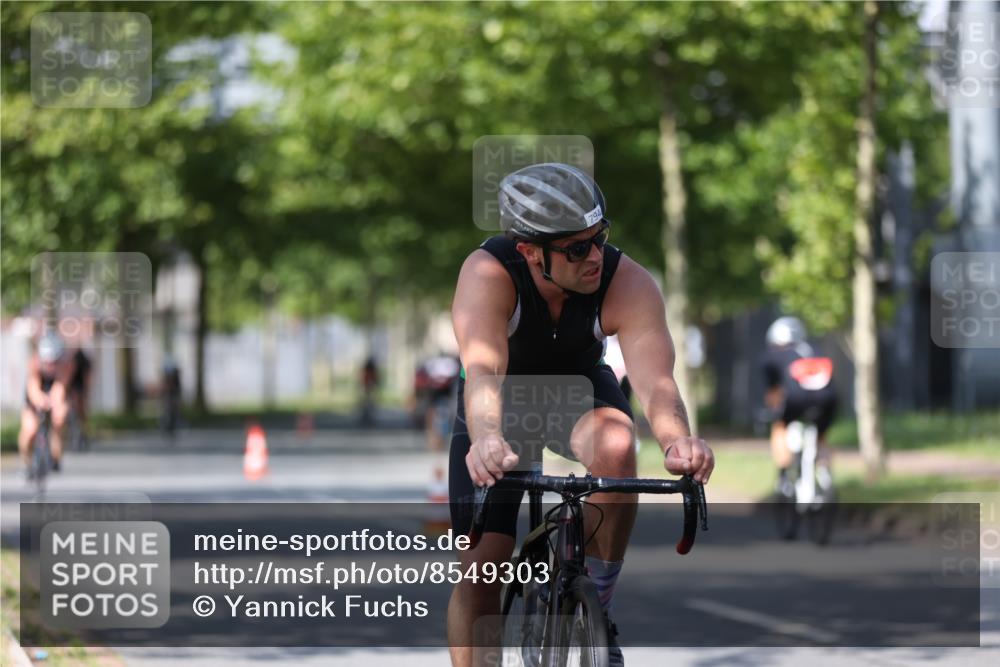 10.08.2025 - GEWOBA Citytriathlon Bremen Yannick Fuchs http://msf.ph/oto/8549303 10.08.2025 12:18:06 Radfahren 553, 579, 582, 741, 765, 794, 833, 867, 914, 933, 966, 977 meine-sportfotos.de