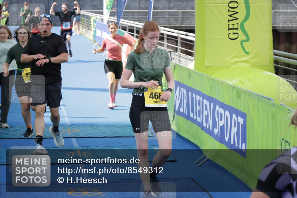 10.08.2025 - GEWOBA Citytriathlon Bremen H.Heesch http://msf.ph/oto/8549312 10.08.2025 11:37:54 Ziel 89, 237, 453, 466, 492 meine-sportfotos.de