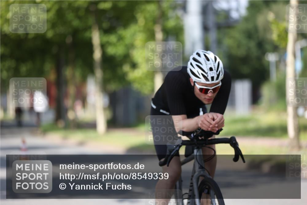 10.08.2025 - GEWOBA Citytriathlon Bremen Yannick Fuchs http://msf.ph/oto/8549339 10.08.2025 12:18:12 Radfahren 553, 579, 582, 794, 833, 867, 914, 966, 973, 977 meine-sportfotos.de
