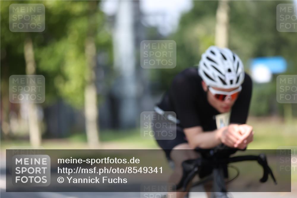 10.08.2025 - GEWOBA Citytriathlon Bremen Yannick Fuchs http://msf.ph/oto/8549341 10.08.2025 12:18:12 Radfahren 553, 579, 582, 794, 833, 867, 914, 966, 973, 977 meine-sportfotos.de