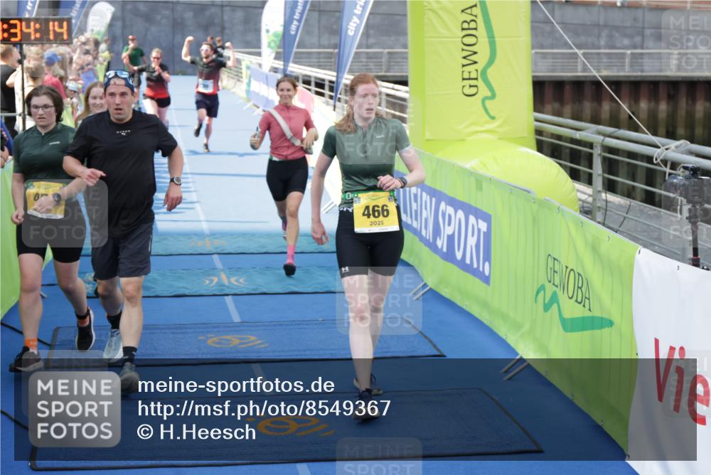 10.08.2025 - GEWOBA Citytriathlon Bremen H.Heesch http://msf.ph/oto/8549367 10.08.2025 11:37:55 Ziel 89, 237, 453, 466, 492 meine-sportfotos.de