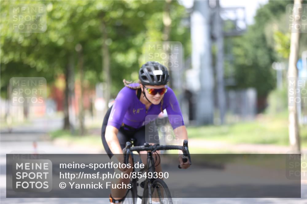 10.08.2025 - GEWOBA Citytriathlon Bremen Yannick Fuchs http://msf.ph/oto/8549390 10.08.2025 13:26:24 Radfahren 918, 948 meine-sportfotos.de