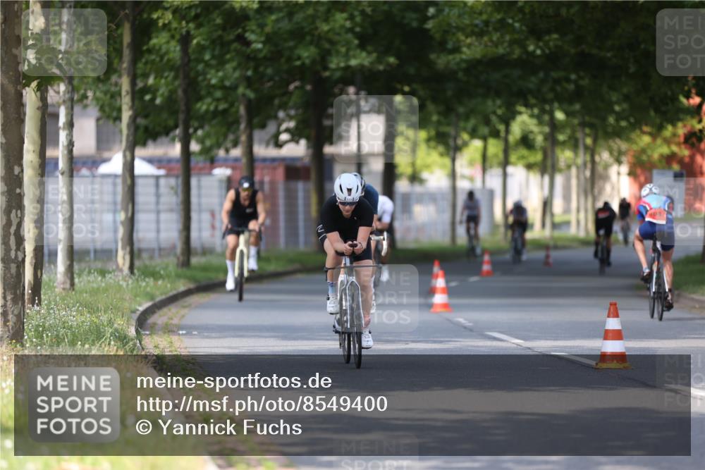10.08.2025 - GEWOBA Citytriathlon Bremen Yannick Fuchs http://msf.ph/oto/8549400 10.08.2025 12:18:30 Radfahren 584, 637, 642, 652, 678, 680, 759, 763, 781, 855, 914, 919, 973, 1015, 1029 meine-sportfotos.de