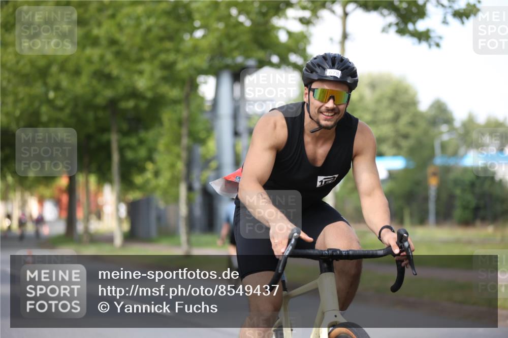 10.08.2025 - GEWOBA Citytriathlon Bremen Yannick Fuchs http://msf.ph/oto/8549437 10.08.2025 12:18:35 Radfahren 584, 637, 642, 652, 678, 680, 759, 763, 781, 855, 919, 973, 1015, 1018, 1029 meine-sportfotos.de