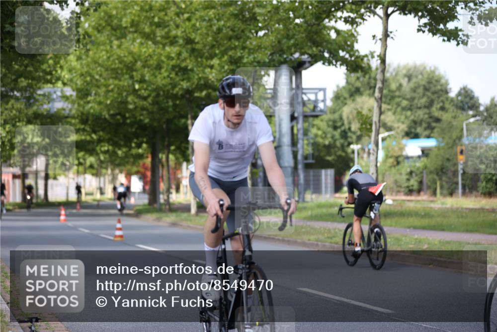 10.08.2025 - GEWOBA Citytriathlon Bremen Yannick Fuchs http://msf.ph/oto/8549470 10.08.2025 12:18:39 Radfahren 584, 637, 642, 652, 678, 680, 759, 781, 789, 790, 855, 919, 1015, 1018, 1029 meine-sportfotos.de