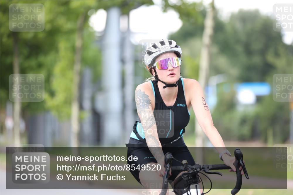 10.08.2025 - GEWOBA Citytriathlon Bremen Yannick Fuchs http://msf.ph/oto/8549520 10.08.2025 13:27:50 Radfahren 941, 958 meine-sportfotos.de