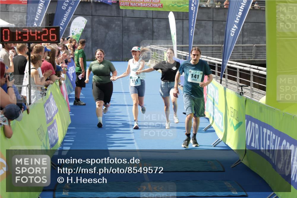 10.08.2025 - GEWOBA Citytriathlon Bremen H.Heesch http://msf.ph/oto/8549572 10.08.2025 11:38:08 Ziel 111, 141 meine-sportfotos.de