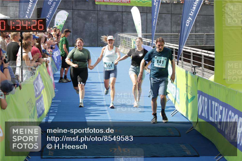 10.08.2025 - GEWOBA Citytriathlon Bremen H.Heesch http://msf.ph/oto/8549583 10.08.2025 11:38:08 Ziel 111, 141 meine-sportfotos.de