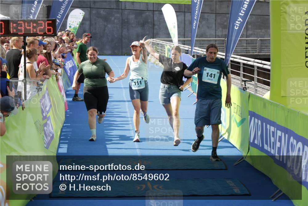 10.08.2025 - GEWOBA Citytriathlon Bremen H.Heesch http://msf.ph/oto/8549602 10.08.2025 11:38:08 Ziel 111, 141 meine-sportfotos.de