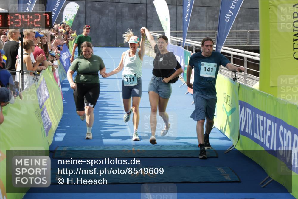 10.08.2025 - GEWOBA Citytriathlon Bremen H.Heesch http://msf.ph/oto/8549609 10.08.2025 11:38:09 Ziel 111, 141 meine-sportfotos.de