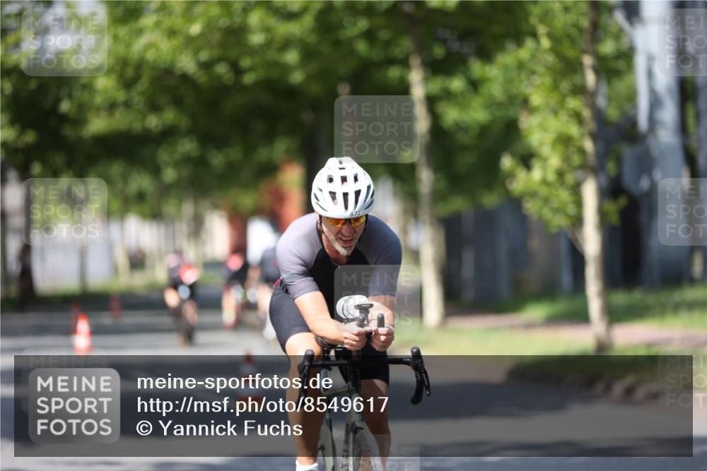 10.08.2025 - GEWOBA Citytriathlon Bremen Yannick Fuchs http://msf.ph/oto/8549617 10.08.2025 12:19:31 Radfahren 554, 749, 762, 804, 872, 1033 meine-sportfotos.de
