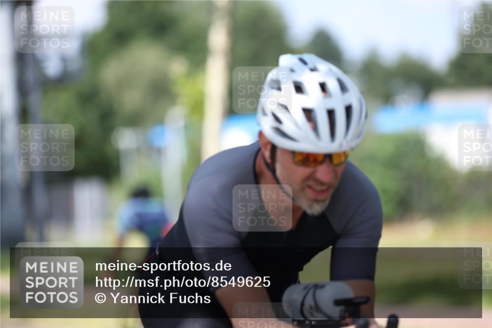 10.08.2025 - GEWOBA Citytriathlon Bremen Yannick Fuchs http://msf.ph/oto/8549625 10.08.2025 12:19:32 Radfahren 554, 749, 762, 804, 872, 1033 meine-sportfotos.de