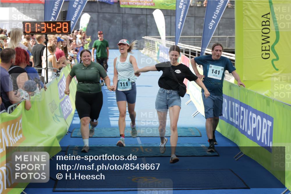 10.08.2025 - GEWOBA Citytriathlon Bremen H.Heesch http://msf.ph/oto/8549667 10.08.2025 11:38:10 Ziel 111, 141 meine-sportfotos.de