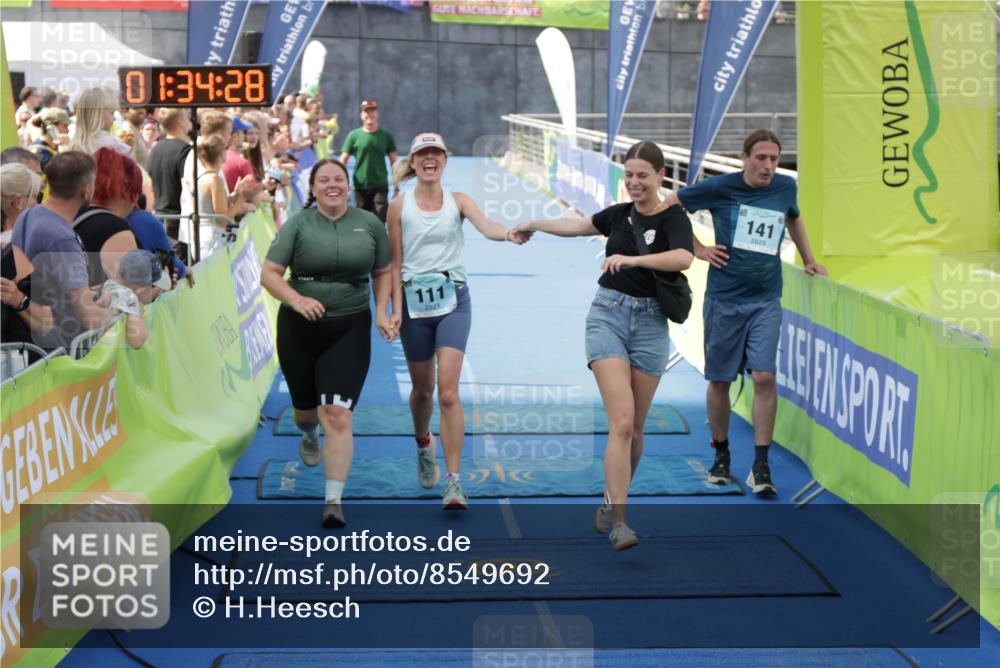 10.08.2025 - GEWOBA Citytriathlon Bremen H.Heesch http://msf.ph/oto/8549692 10.08.2025 11:38:10 Ziel 111, 141 meine-sportfotos.de