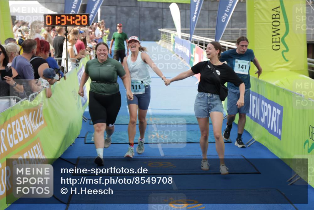 10.08.2025 - GEWOBA Citytriathlon Bremen H.Heesch http://msf.ph/oto/8549708 10.08.2025 11:38:10 Ziel 111, 141 meine-sportfotos.de