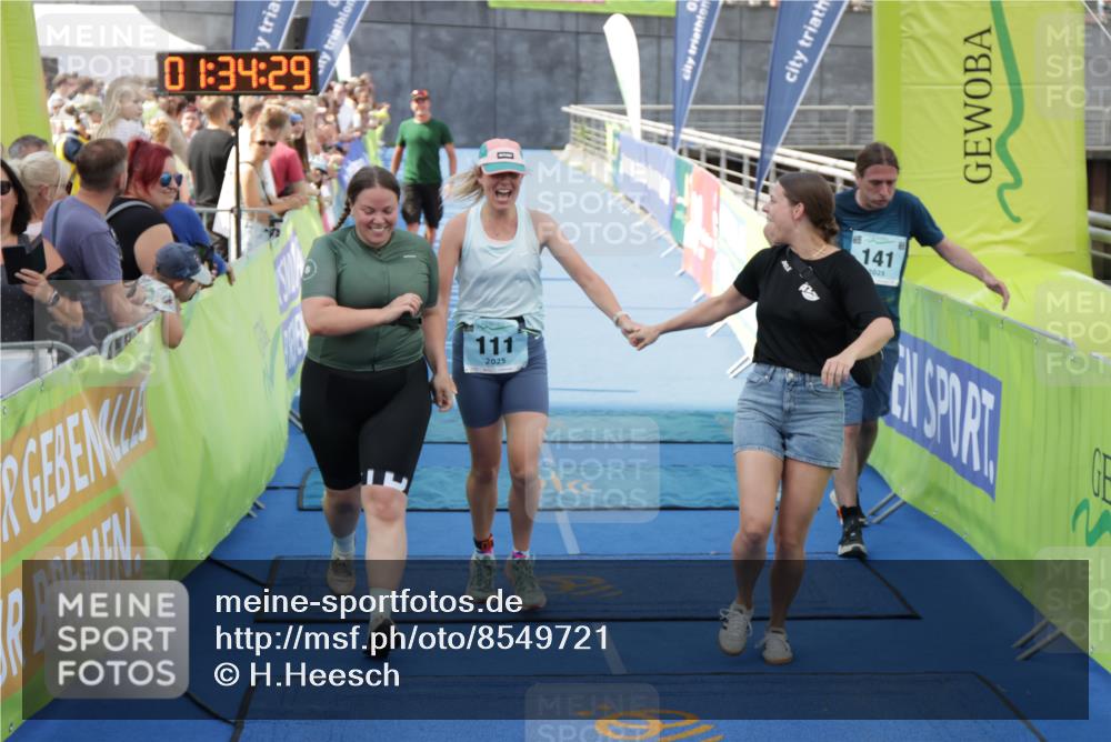 10.08.2025 - GEWOBA Citytriathlon Bremen H.Heesch http://msf.ph/oto/8549721 10.08.2025 11:38:11 Ziel 111 meine-sportfotos.de
