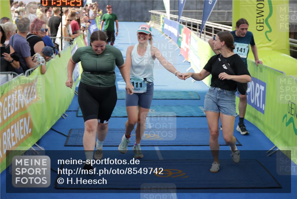 10.08.2025 - GEWOBA Citytriathlon Bremen H.Heesch http://msf.ph/oto/8549742 10.08.2025 11:38:11 Ziel 111 meine-sportfotos.de