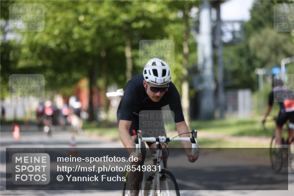 10.08.2025 - GEWOBA Citytriathlon Bremen Yannick Fuchs http://msf.ph/oto/8549831 10.08.2025 12:20:22 Radfahren 563, 565, 570, 596, 631, 720, 734, 844, 892 meine-sportfotos.de