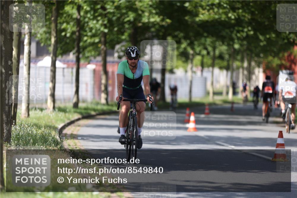 10.08.2025 - GEWOBA Citytriathlon Bremen Yannick Fuchs http://msf.ph/oto/8549840 10.08.2025 12:20:26 Radfahren 563, 565, 570, 596, 631, 720, 734, 892, 900 meine-sportfotos.de