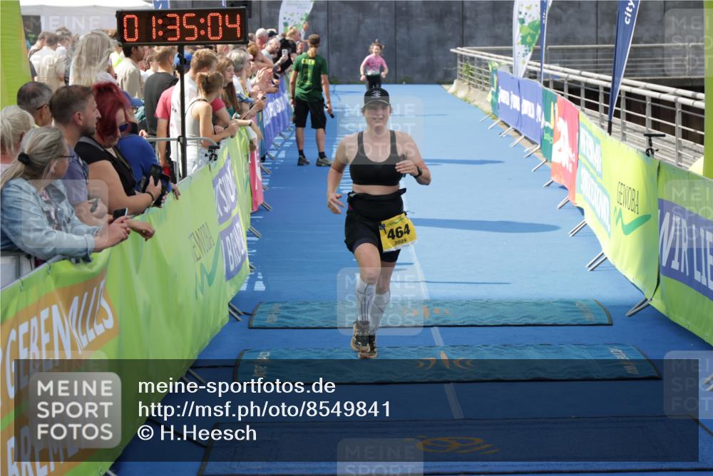 10.08.2025 - GEWOBA Citytriathlon Bremen H.Heesch http://msf.ph/oto/8549841 10.08.2025 11:38:46 Ziel 458, 464 meine-sportfotos.de