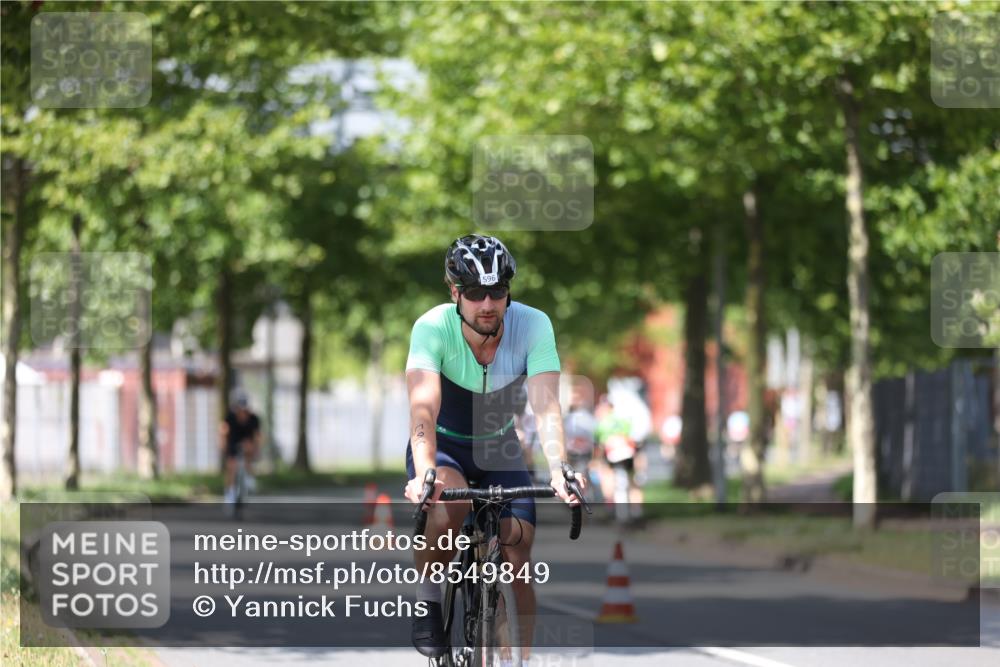 10.08.2025 - GEWOBA Citytriathlon Bremen Yannick Fuchs http://msf.ph/oto/8549849 10.08.2025 12:20:28 Radfahren 563, 565, 570, 596, 631, 720, 734, 829, 892, 900 meine-sportfotos.de