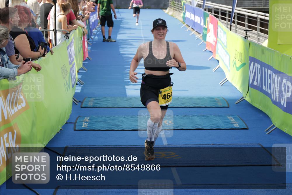 10.08.2025 - GEWOBA Citytriathlon Bremen H.Heesch http://msf.ph/oto/8549866 10.08.2025 11:38:47 Ziel 458, 464 meine-sportfotos.de
