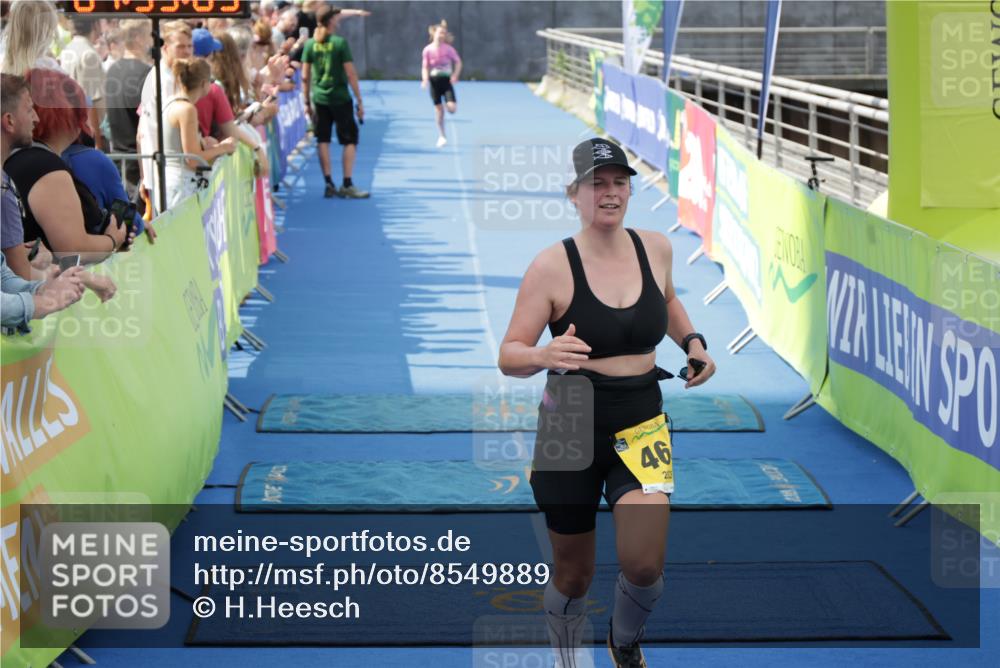 10.08.2025 - GEWOBA Citytriathlon Bremen H.Heesch http://msf.ph/oto/8549889 10.08.2025 11:38:47 Ziel 458, 464 meine-sportfotos.de