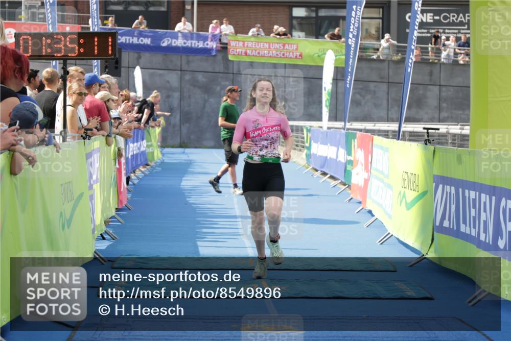 10.08.2025 - GEWOBA Citytriathlon Bremen H.Heesch http://msf.ph/oto/8549896 10.08.2025 11:38:52 Ziel 458, 464 meine-sportfotos.de