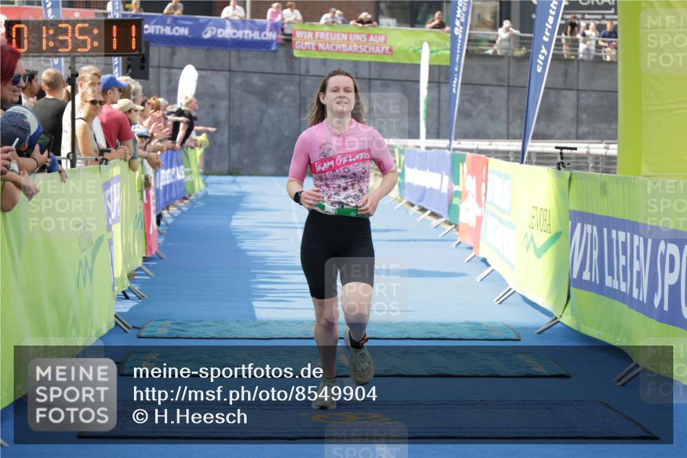 10.08.2025 - GEWOBA Citytriathlon Bremen H.Heesch http://msf.ph/oto/8549904 10.08.2025 11:38:53 Ziel 458, 464 meine-sportfotos.de